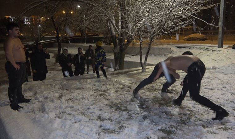 Soğuk havaya aldırış etmediler: Kar üstünde yarı çıplak güreştiler