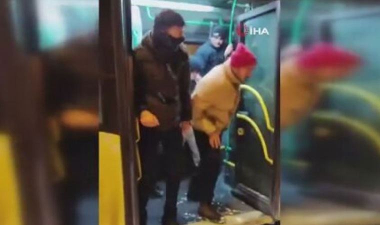 Karda ilerleyemeyen otobüsün hareket etmesi için zıpladılar