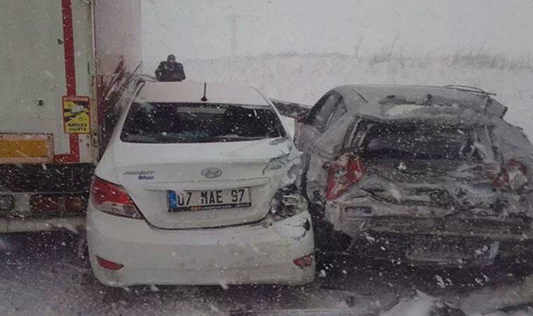Arnavutköy'de çok sayıda kaza meydana geldi: Yollar kapandı