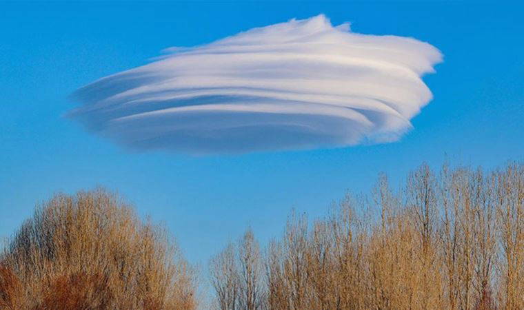 Gökyüzünde mercek bulutu görüldü: Saatlerce aynı yerde kaldı