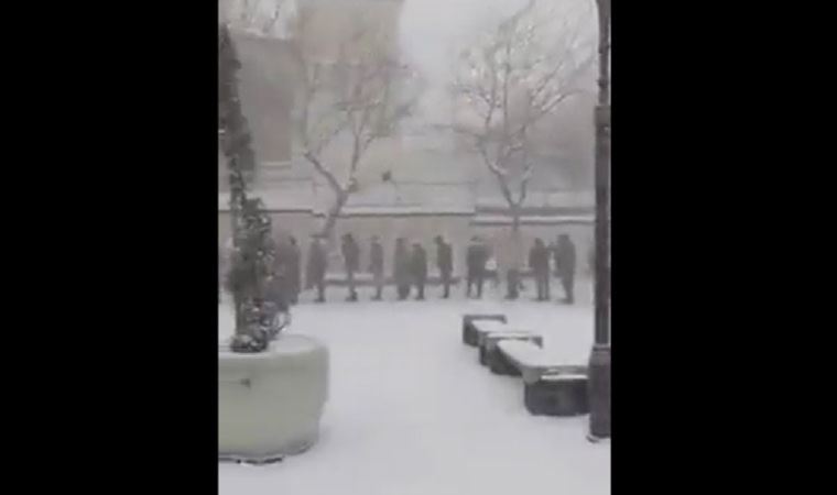 CHP'li vekil isyan etti: Karda ekmek kuyruğu