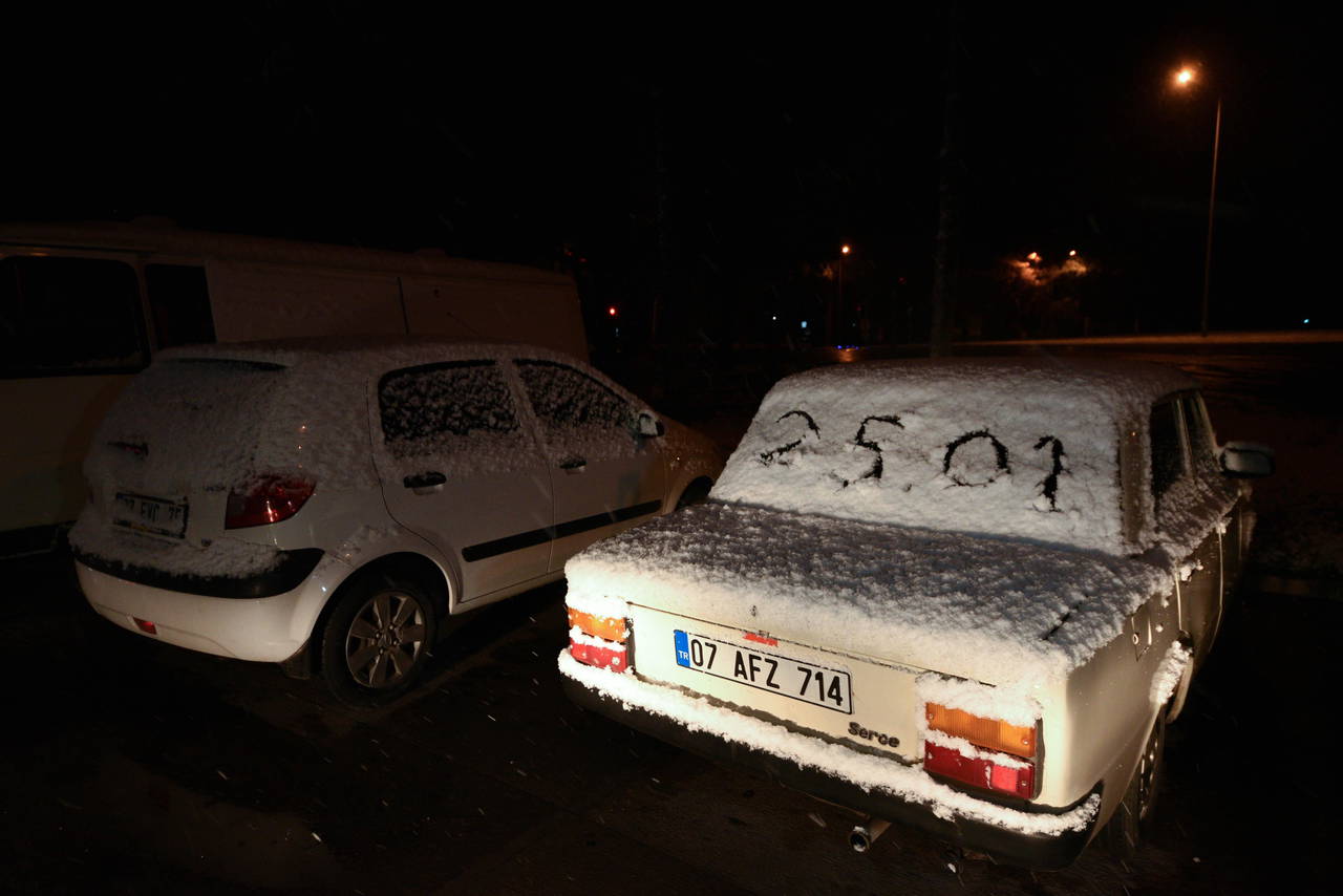 Antalya’ya 29 yıl sonra kar yağdı