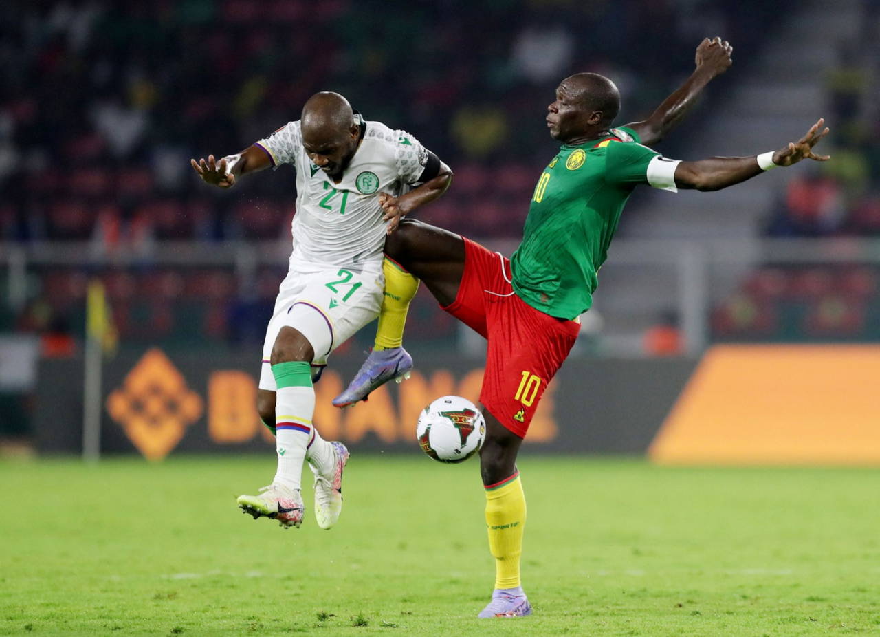 Afrika Uluslar Kupası'nda Komorlar, kalecisiz çıktığı maçta 10 kişi kalıp Kamerun'a elendi