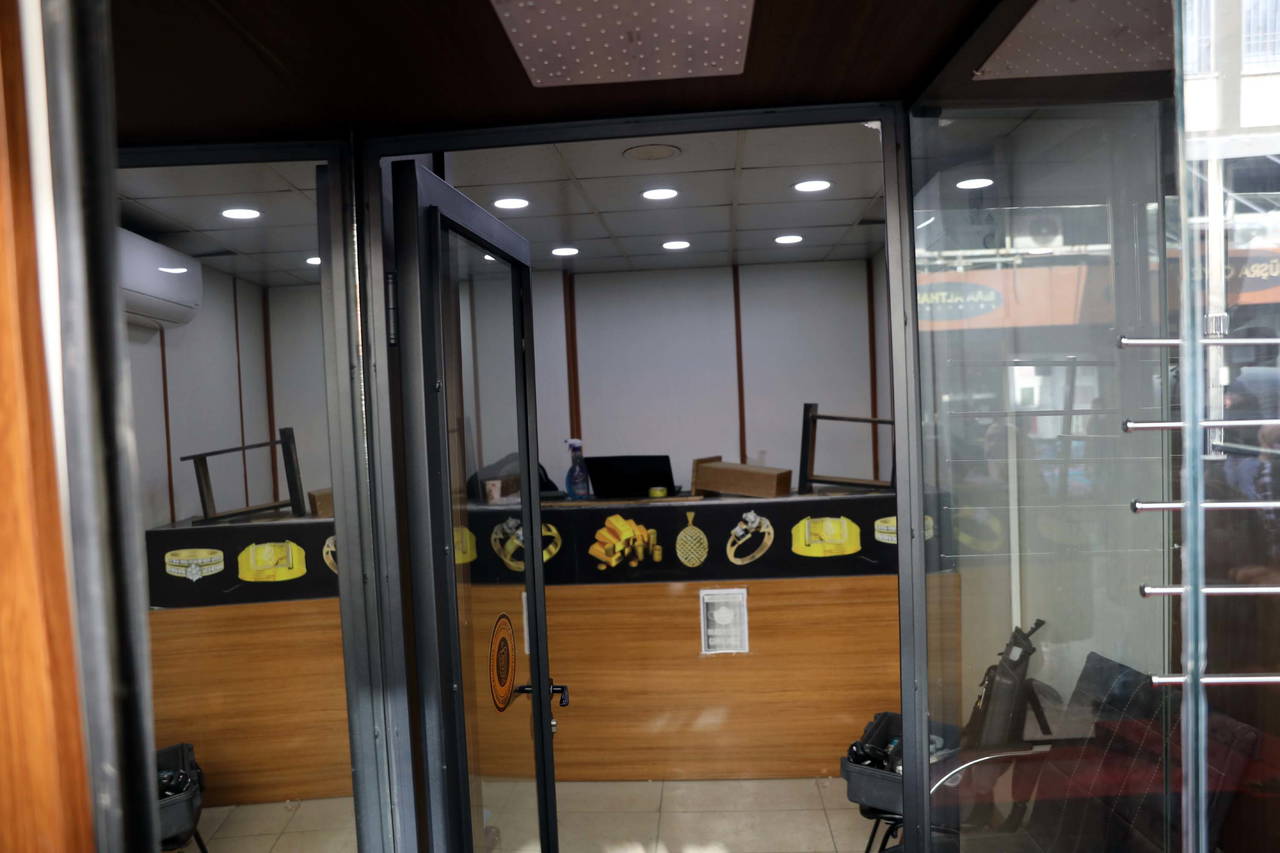 Duvar delerek kuyumcu soygunu: 1,5 milyon liralık altın çaldılar