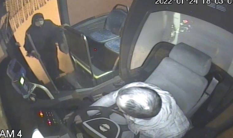 Yaşlı kadın son anda çatıdan düşen kar kütlesinden kurtuldu