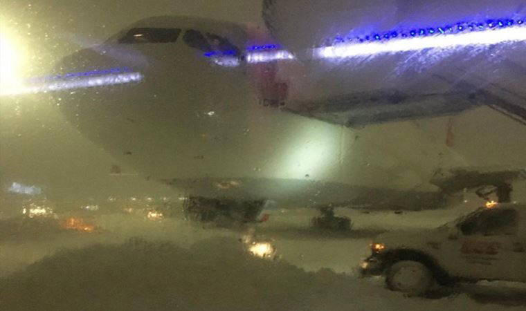 Ünlü oyuncu İstanbul Havalimanı'nda 8.5 saat mahsur kaldı