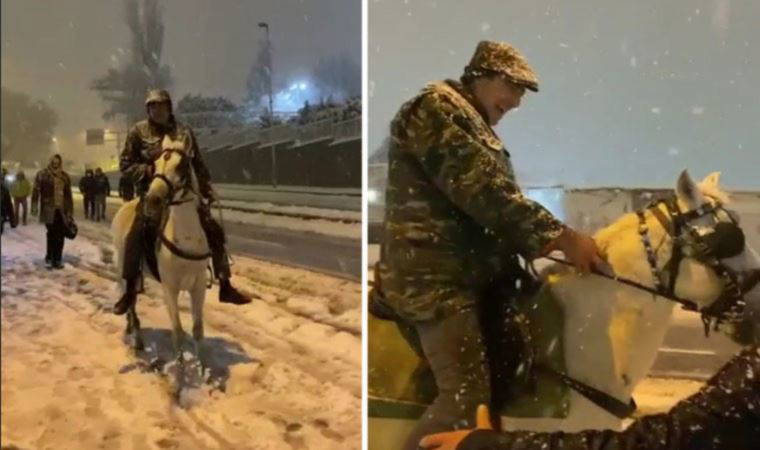 Beyoğlu'nda yollar kapanınca atla gezmeye çıktı
