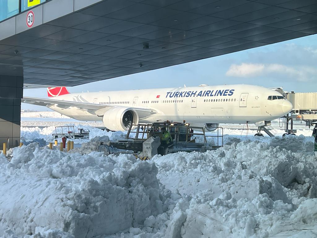 İstanbul Havalimanı'nda son durum: Onlarca uçuş iptal, sıkıntılar devam ediyor