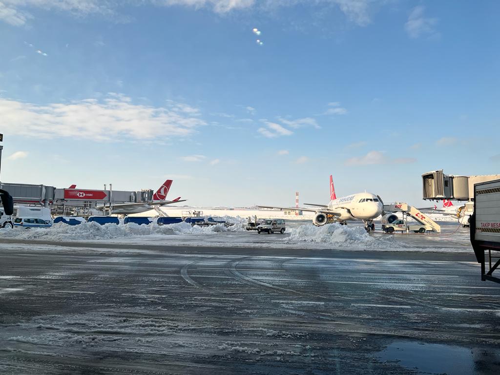 İstanbul Havalimanı'nda son durum: Onlarca uçuş iptal, sıkıntılar devam ediyor
