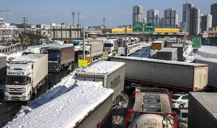 Hadımköy'de kar esareti sürüyor