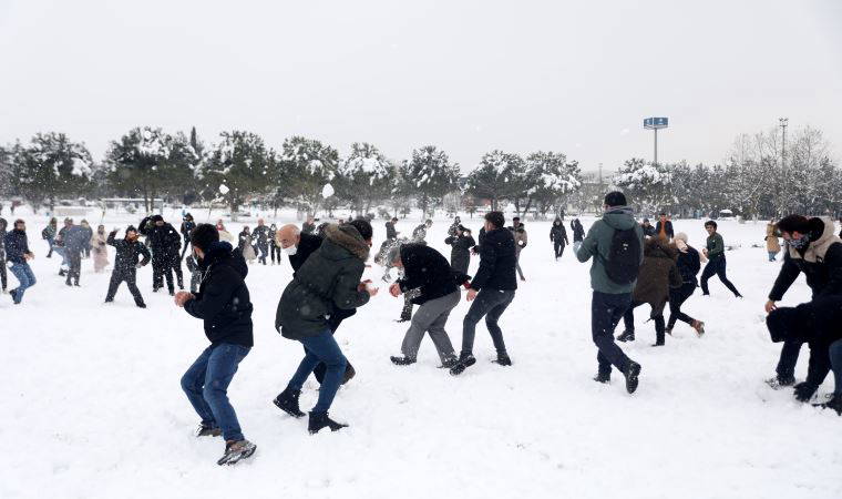 500 kişilik grup kar topu savaşı yaptı