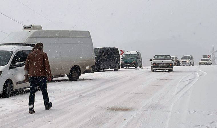 Kar aniden bastırdı! Kaş - Demre yolunda mahsur kaldılar