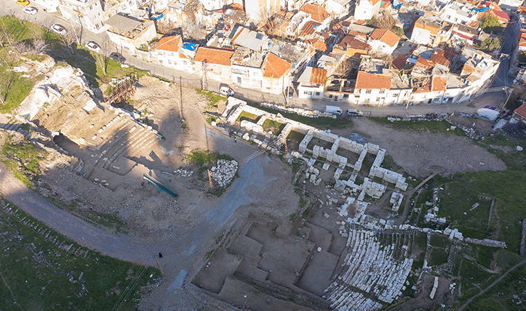 Smyrna Tiyatrosu'nda 2 bin yıllık 'antik geçit' bulundu