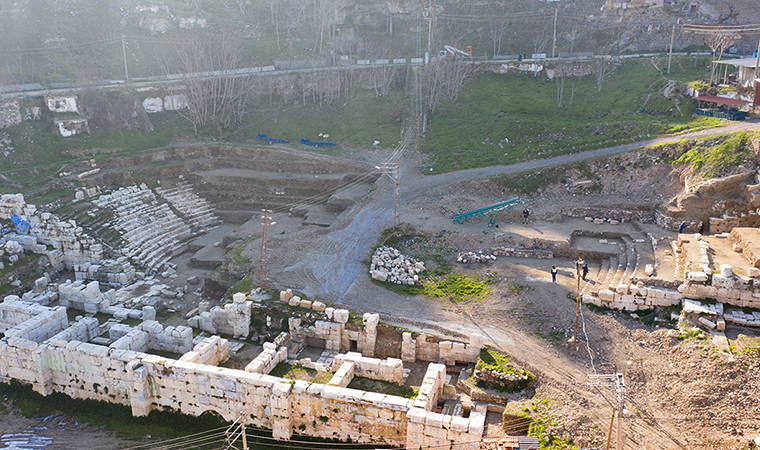 Smyrna Tiyatrosu'nda 2 bin yıllık 'antik geçit' bulundu
