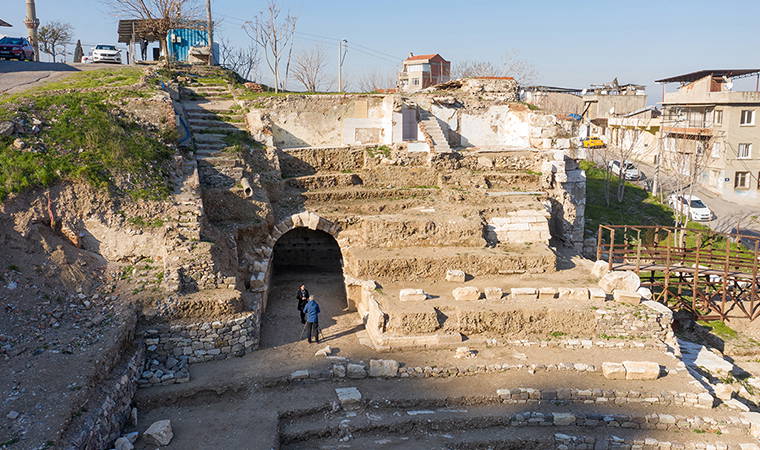 Smyrna Tiyatrosu'nda 2 bin yıllık 'antik geçit' bulundu