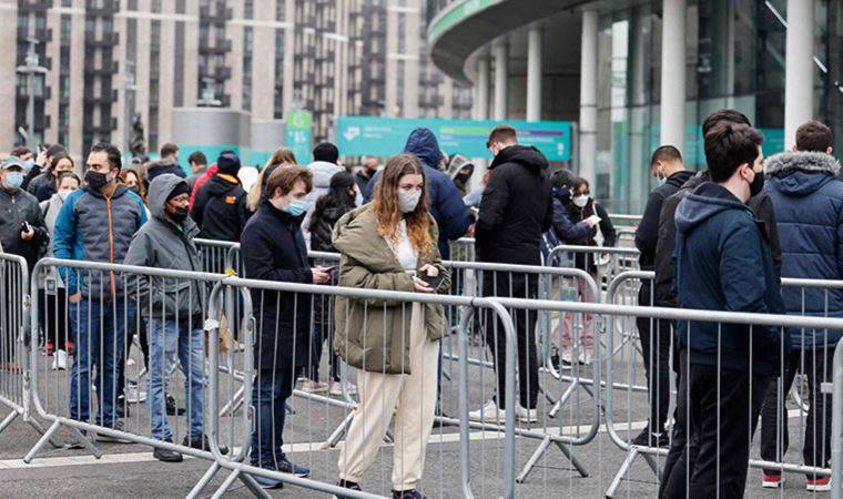 Koronavirüs: İngiltere'de vakalar hızla artıyor, hükümet 'Yeni önlemlere gerek yok' diyor