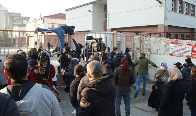 Kantinci öğrencilere taciz iddiasıyla tutuklandı, veliler okulu bastı