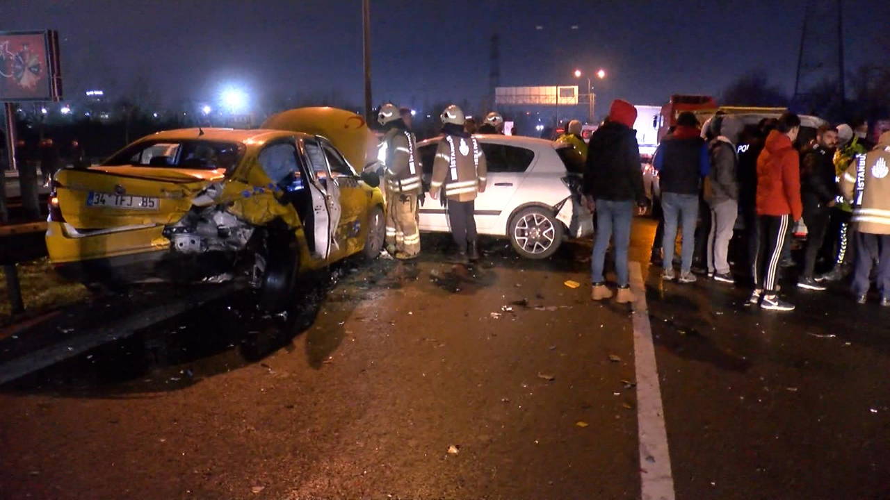 Esenler'de 7 araç birbirine girdi: 4 yaralı