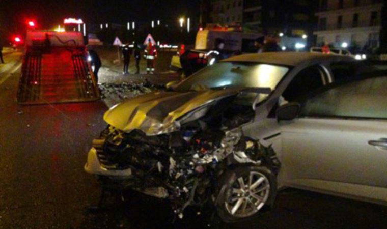 İstanbul'da iki otomobil kafa kafaya çarpıştı