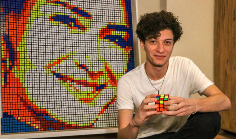 İnternetsiz kaldığı iki haftada öğrendi: Rubik küplerden portre yapıyor