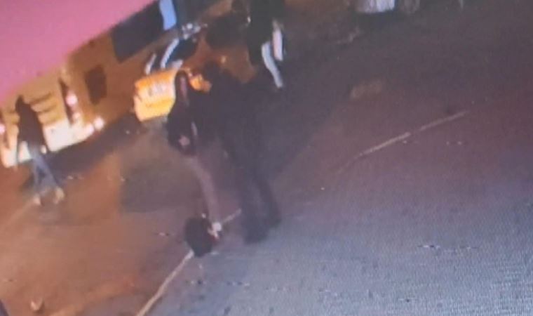 Beyoğlu'nda taksiye binmeye çalışan turistin ölümden döndüğü anlar kamerada