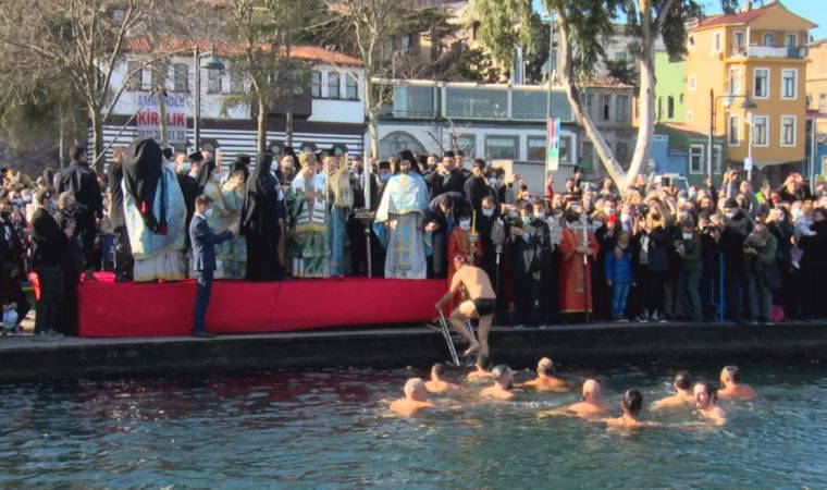 Haliç'te haç çıkarma töreni