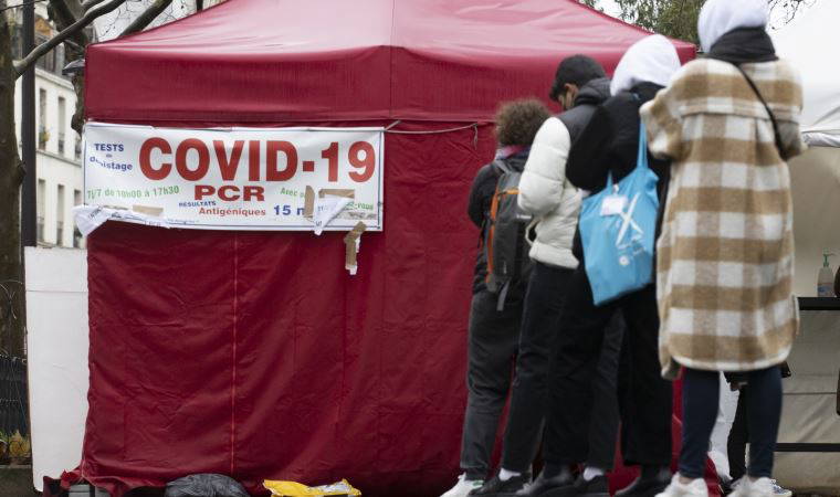 Fransa’da günlük vaka sayısı yeniden 300 bin üzerinde