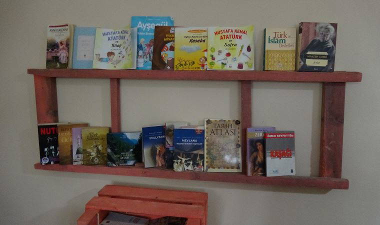 Atık malzemelerden kütüphane kurdular