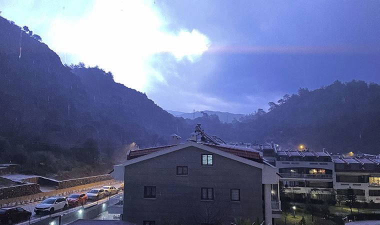 Marmaris beyaza büründü, dolu yağışı tüm ilçede etkili oldu