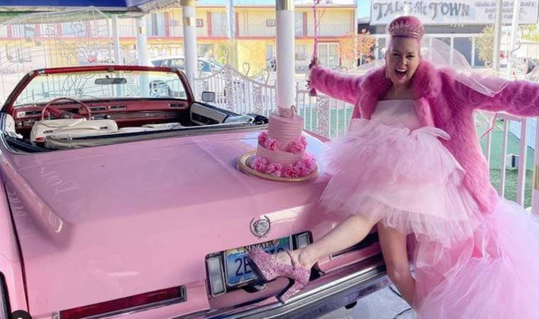 ABD'li kadın, pembe renk ile 'evlendi'