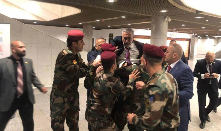 Oturuma kefenle geldiler! Meclis başkanı hastaneye kaldırıldı