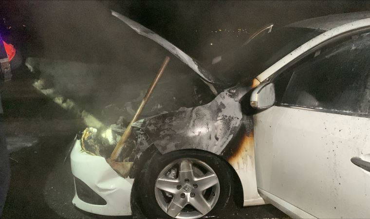 TEM Otoyolunda seyir halindeki araç alev alev yandı