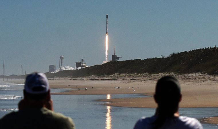 Elon Musk'ın SpaceX şirketinin 40 uydusu yanarak düştü