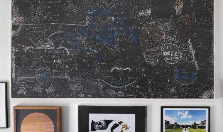 Stephen Hawking’in ünlü ‘kara tahtası’ Londra’da sergilenmeye başlandı