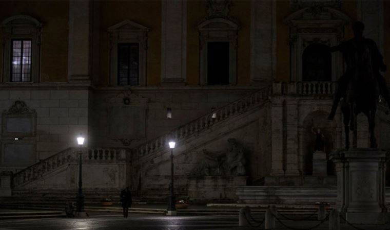 İtalya'da belediyeler enerji faturalarındaki artışı protesto etmek için anıtların ışığını söndürdü