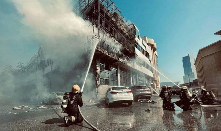 Yangından kurtulmak için metrelerce yüksekten atladı: Havada yakaladılar