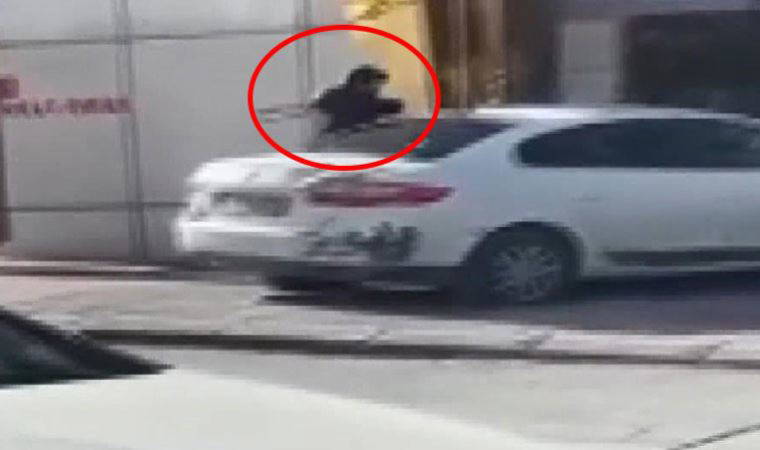 Beylikdüzü'nde düğün salonunun kapısına çarptığı otomobilini sopayla parçaladı