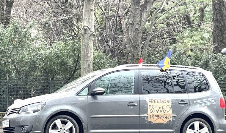 Aşı karşıtı araçlı protestoya polis engeli