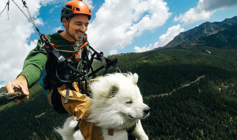 Köpeğiyle birlikte yamaç paraşütü yaptı
