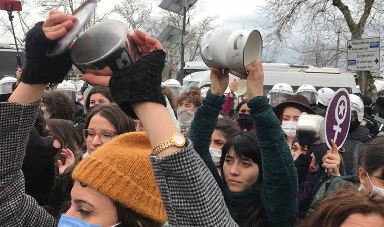 Kadınlar zamlara karşı sokağa çıktı: 'Vur tencereye tavaya'