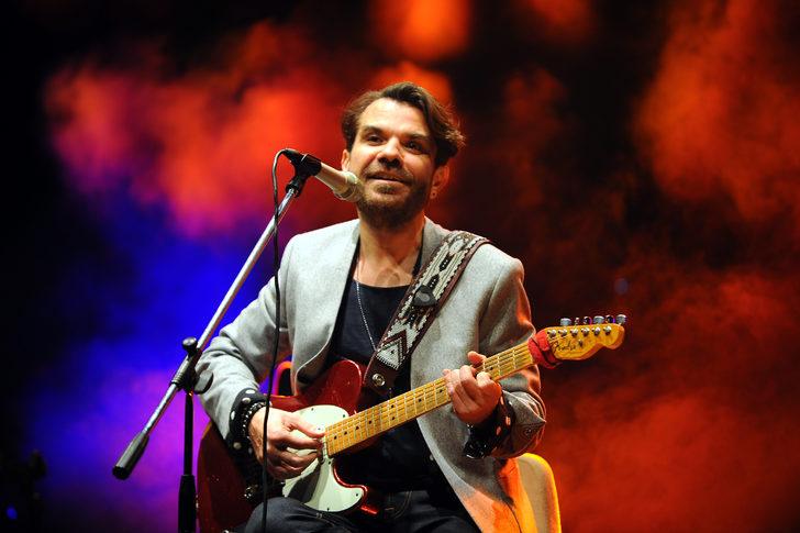 Kenan Doğulu'dan 'Sevgililer Günü' paylaşımı: 'Üzerine sözler yazıp çalıp söylediğimiz bu aşk dünyayı kurtarabilir'