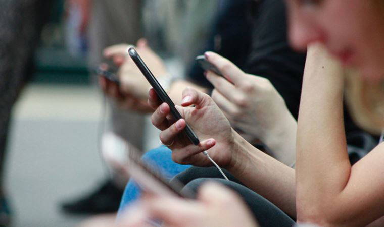 Akıllı telefonlara en çok bağımlı olan ülkeler açıklandı