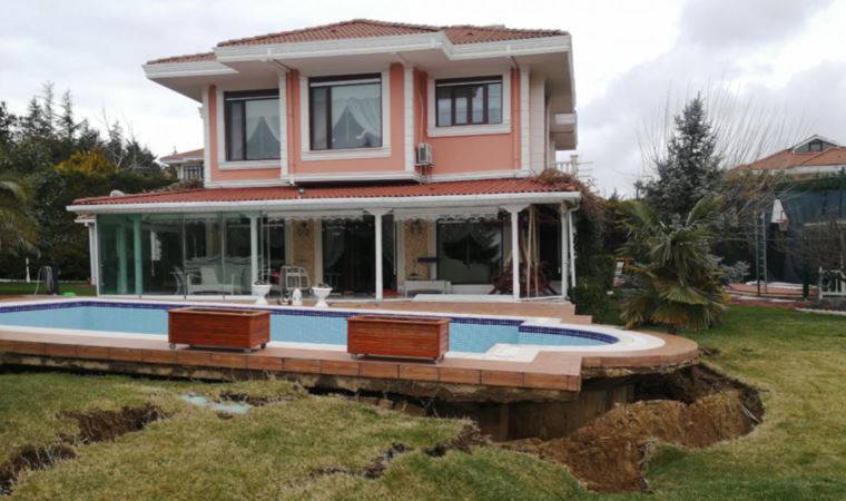 Büyükçekmece'deki milyonluk sitede 'yarık' paniği: Villalar kayıyor