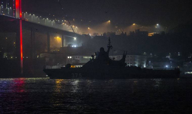 Rus askeri gemisi İstanbul Boğazı'ndan geçti