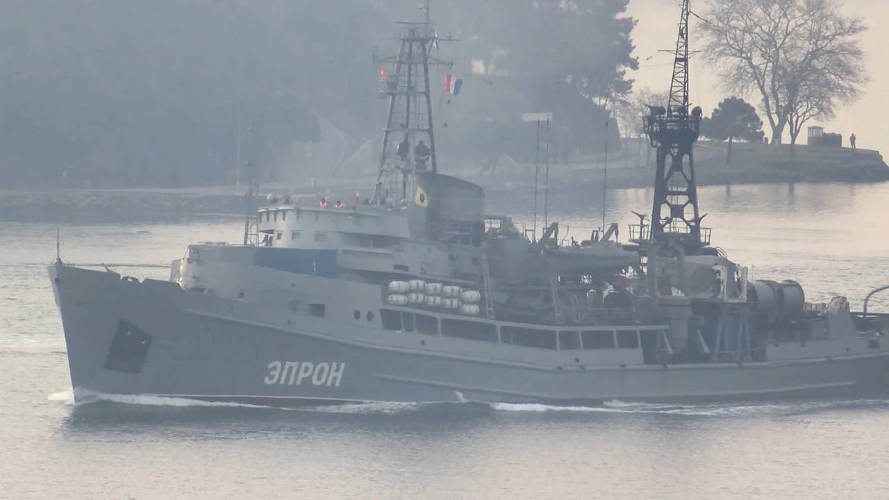 Rus savaş gemisi İstanbul Boğazı'ndan geçti