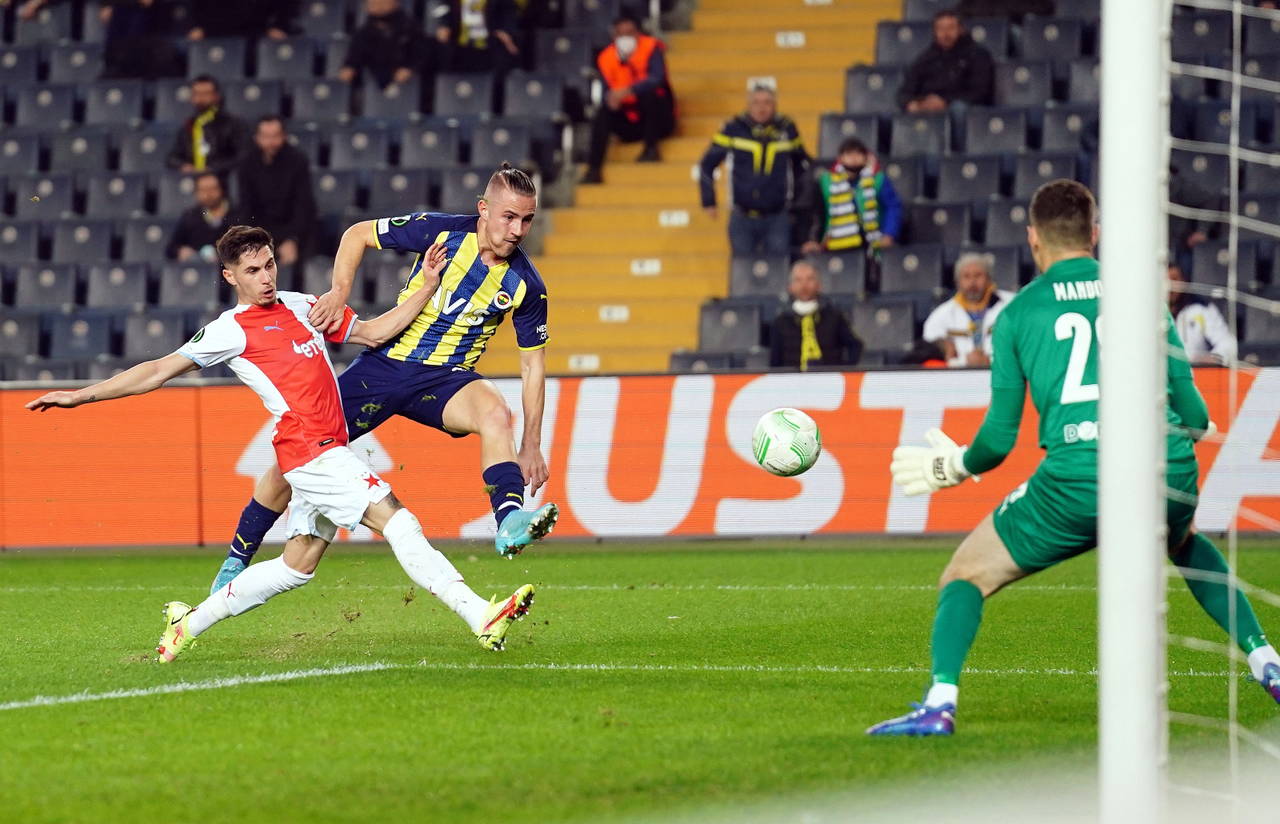 Fenerbahçe, tur umudunu Prag'a bıraktı! Fenerbahçe 2-3 Slavia Prag