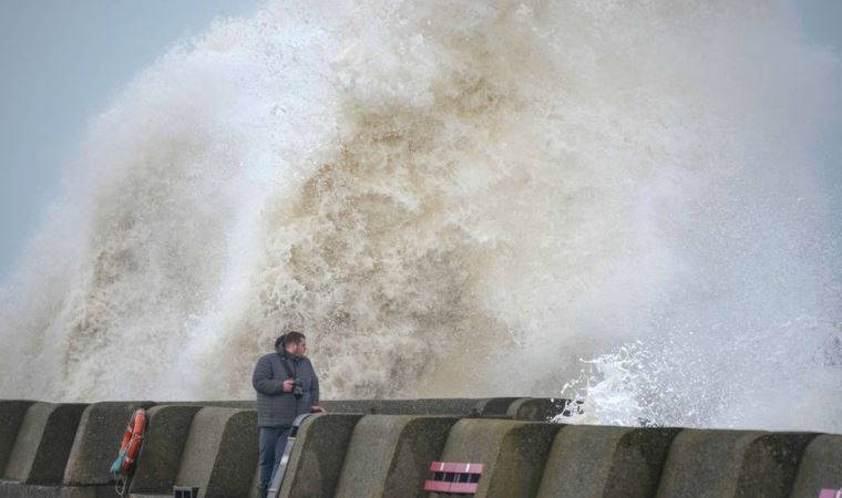 İngiltere'de Eunice Fırtınası sebebiyle milyonlarca insana dışarı çıkmama uyarısı yapıldı