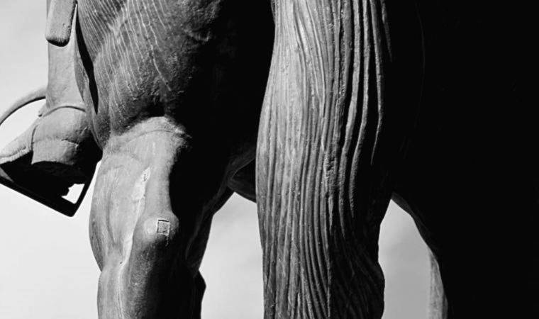 Onur Anıtı’nda çatlak ve kesik