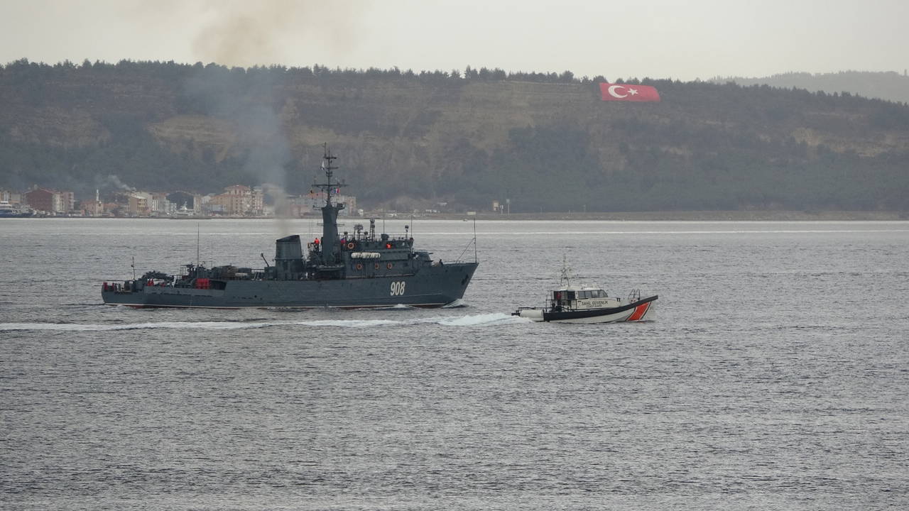 Rus savaş gemileri Çanakkale Boğazı’ndan geçti