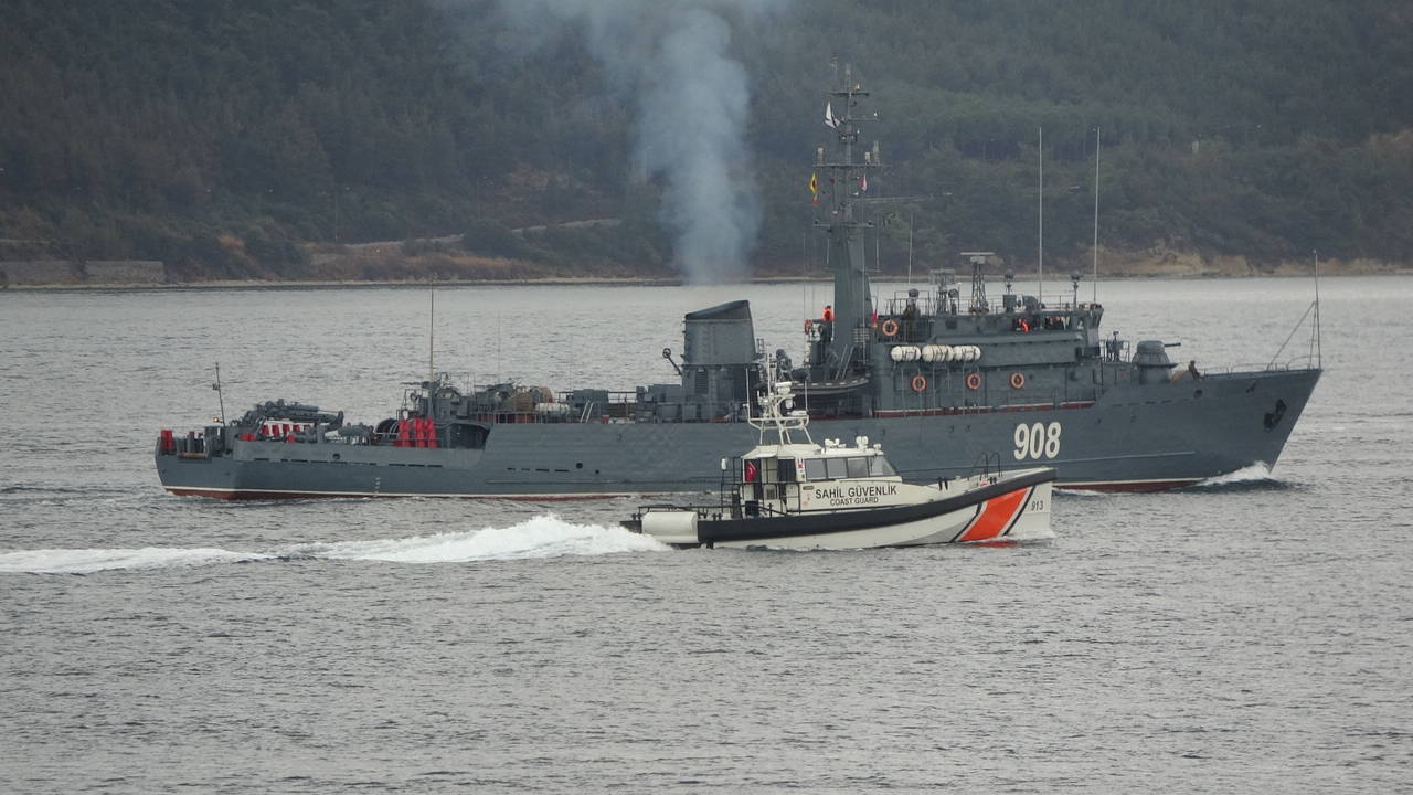 Rus savaş gemileri Çanakkale Boğazı’ndan geçti